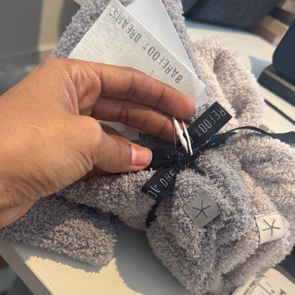 NWT BAREFOOT DREAMS 2 pack cozy chic Socks one size - Picture 6 of 6